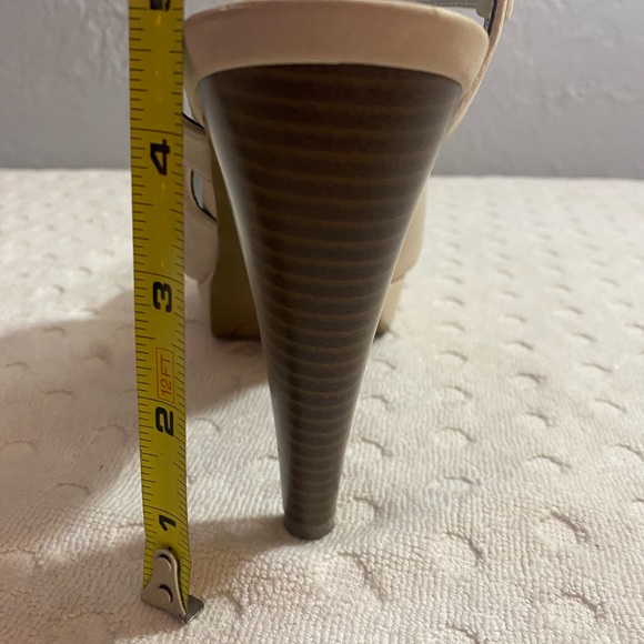 GUESS OFF-white brushed leather Sandal with Stacked Heel - Picture 15 of 16